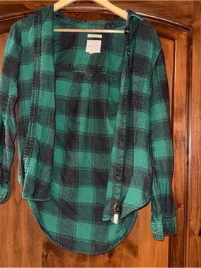 American Eagle Outfitters Green & Black Plaid Shirt